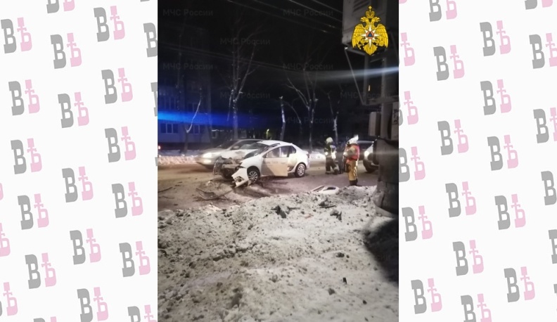 В Калуге на Московской такси влетело в столб 