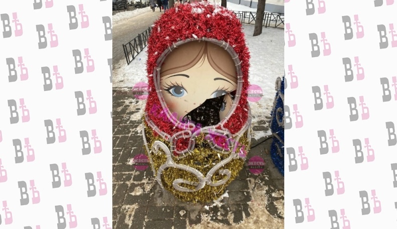 В Калуге полицейские займутся вандалами, сломавшими новогоднюю матрешку