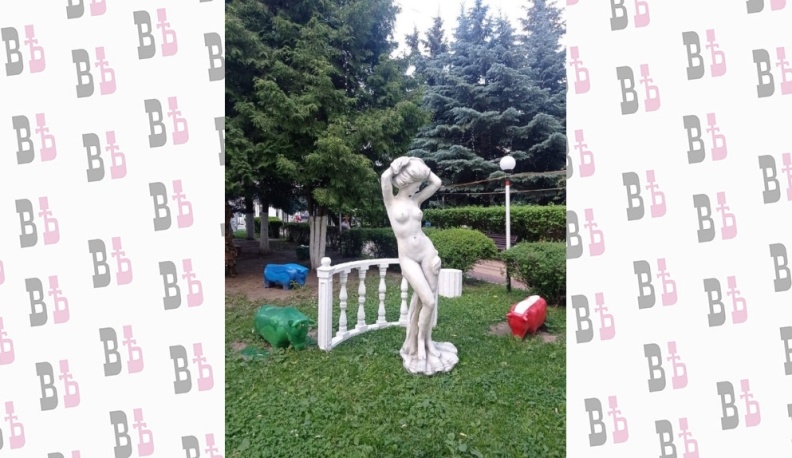 В сквере калужского драмтеатра проветривают бутафорские скульптуры