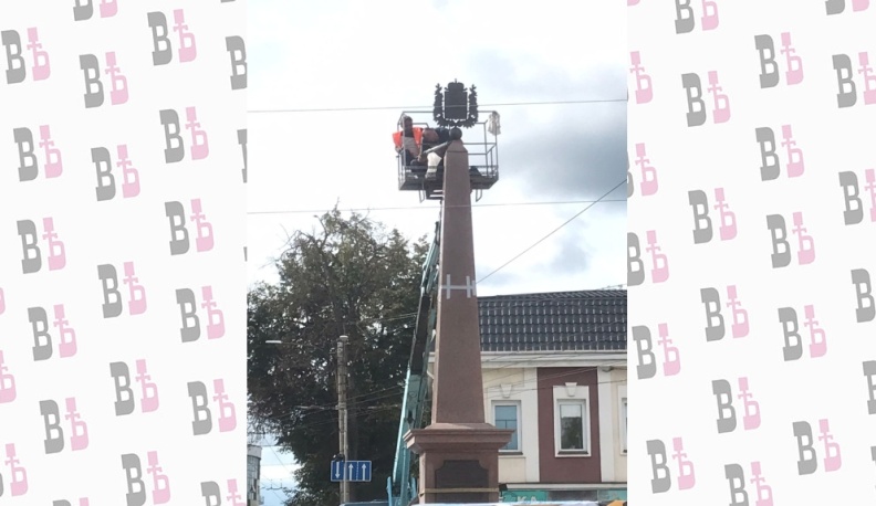 Стелу «Калуга – город воинской доблести» увенчал бронзовый герб региона