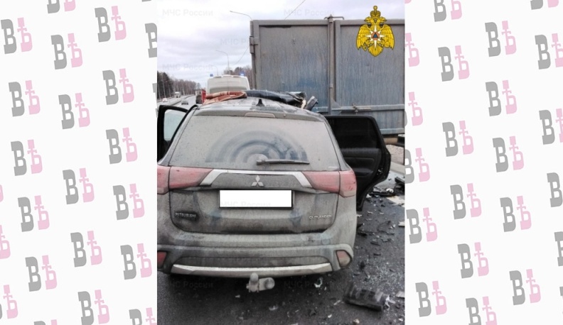 Водитель Мицубиси влетел в припаркованный мультилифт и попал в реанимацию 