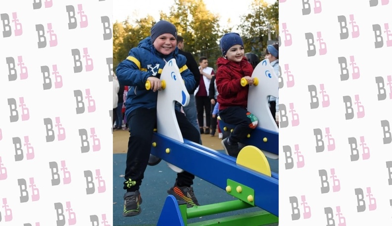 В Людинове торжественно открыли новую детскую площадку, строительство которой было начато ещё в прошлом году