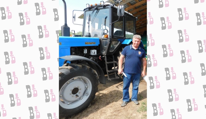 Владимир Курдогло у нового трактора  с пресс-подборщиком.