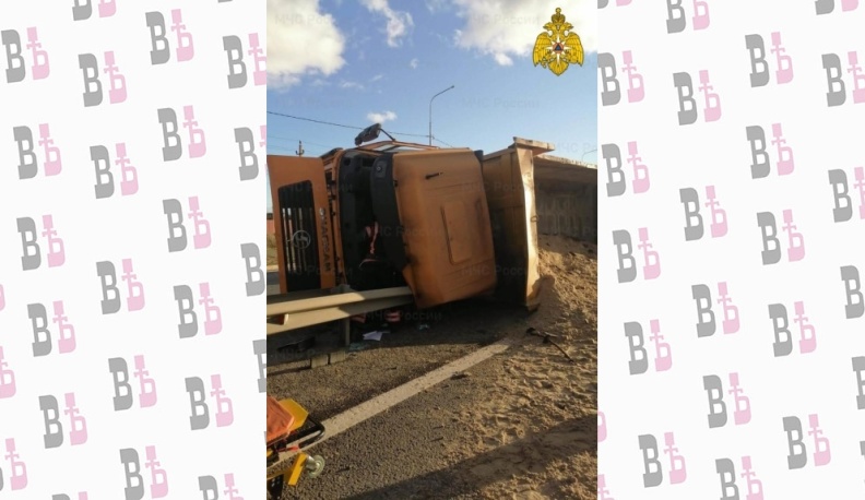 Два человека пострадали в перевернувшемся самосвале в Калуге