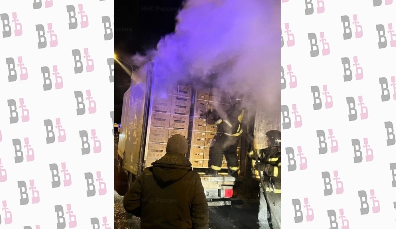 В Калужской области загорелась фура с помидорами