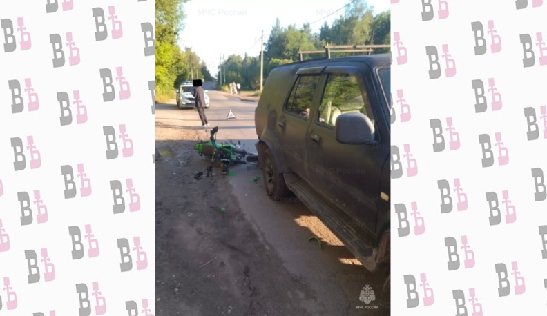 В Калуге столкнулись китайские автомобиль и мотоцикл