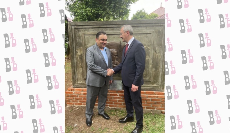 Владислав Шапша и президент Общества дружбы с Индонезией Руслан Байрамов на открытии панно