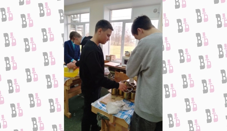 Накануне Дня добровольца учащиеся Серпейской средней школы Мещовского муниципального округа отправили очередной гуманитарный груз бойцам СВО