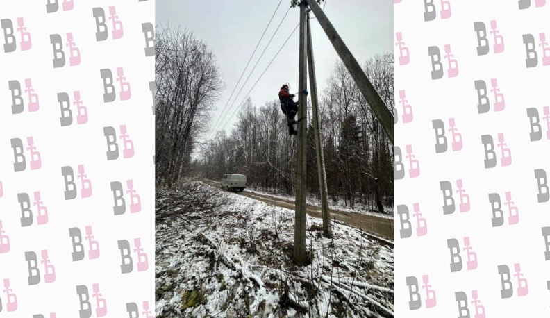 Линии электроснабжения в Юхновском районе восстанавливают 15 бригад