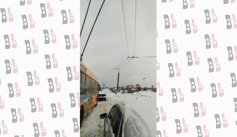 В Калуге водителям рекомендовали не бросать автомобили на обочине дорог, чтобы не препятствовать движению общественного транспорта