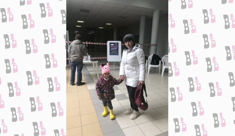 За воссоединение с Россией голосуют жители Лисичанска и Донецка на участке для голосования в Обнинске