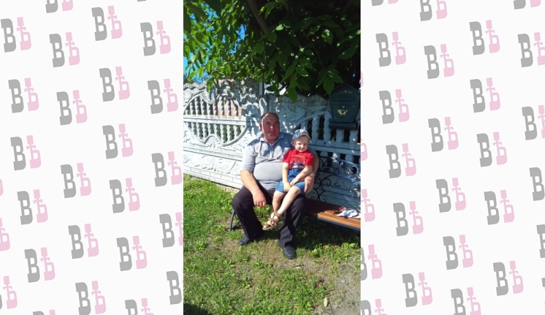 Вечером, когда Алексей Александрович возвращается с ферм и полей, его встречает возле дома Артемка, который, заслышав шум мотоцикла, бежит навстречу дедушке и просит отвезти его на ферму. Артем очень любит телят. В карманах для них всегда припасены гостин