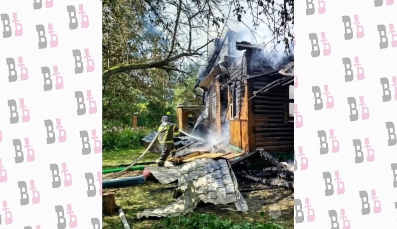 В Жуковском районе почти полностью сгорел жилой дом