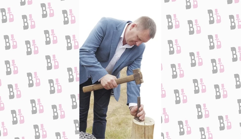 Председатель областного парламента Геннадий Новосельцев отчеканил памятную монету.