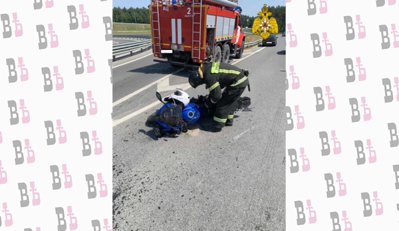 В Калужской области мотоцикл «Кавасаки» столкнулся с легковушкой «Хёндай»
