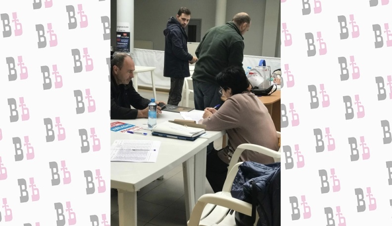 За воссоединение с Россией голосуют жители Лисичанска и Донецка на участке для голосования в Обнинске