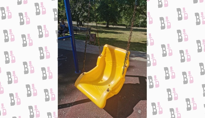 В Кременках починили качели после жалобы местных жителей в соцсетях