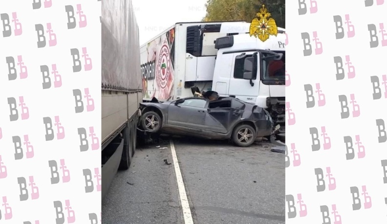 В Калужской области в ДТП с двумя фурами водитель легковушки отделался ушибами и ссадинами