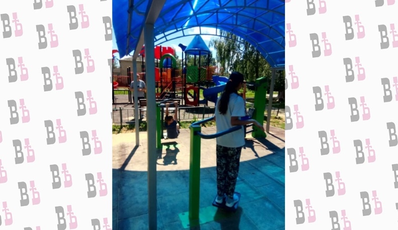 В поселке Новослободск сделали спортивную площадку с тренажерами