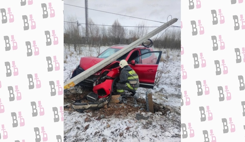 В Калуге на Правом берегу китайский кроссовер влетел в столб