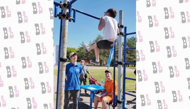 Пробежали, отжались, подтянулись