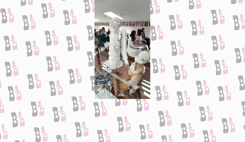 Мастерица из Людинова представила выставку картин и кукол