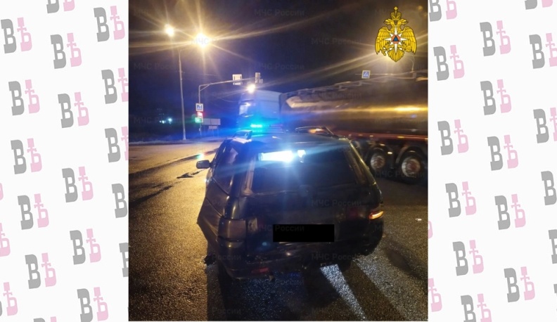 В Калужской области «Мерседес» и «ВАЗ» проверили друг друга на прочность