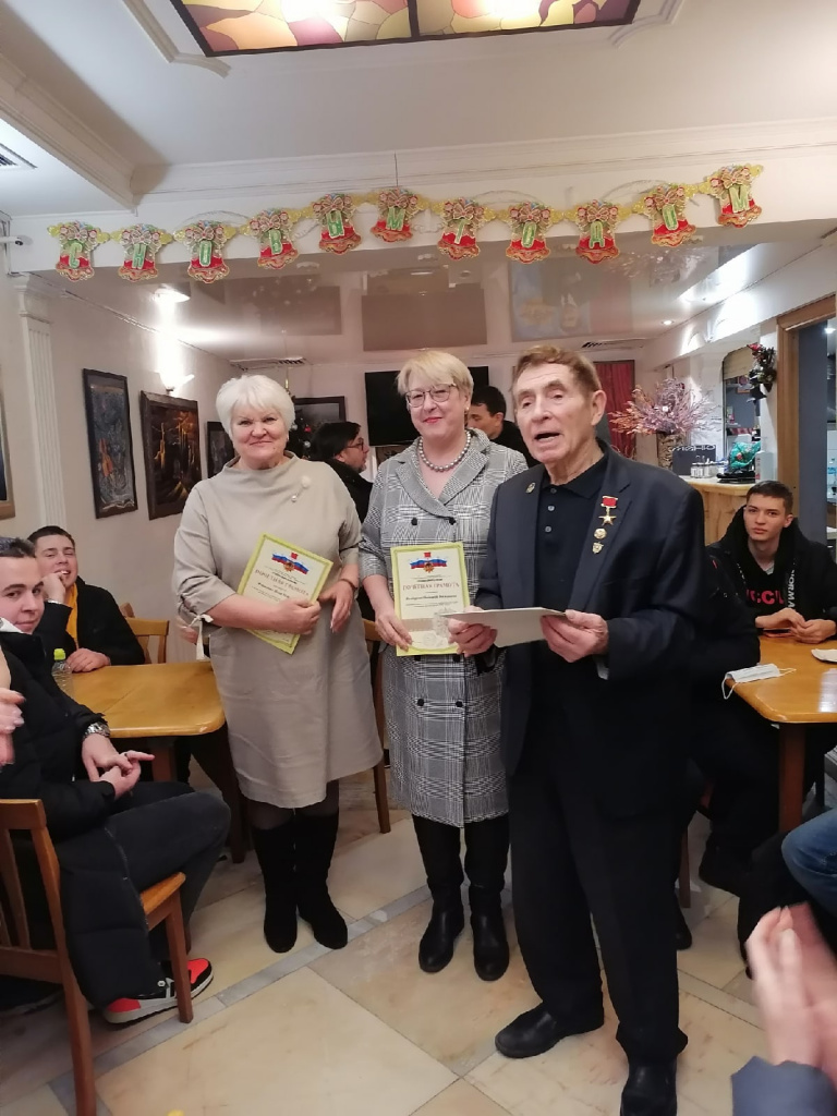 награждение почетной грамотой За активное участие в судьбе Родины,особые заслуги в труде, патриотизм и ратный труд во славу России руководителю отряда Комбаровой Н.В..jpg