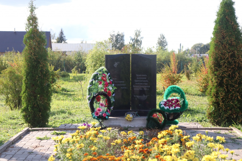 памятник выпускникам школы, погибшим в годы ВОВ.JPG