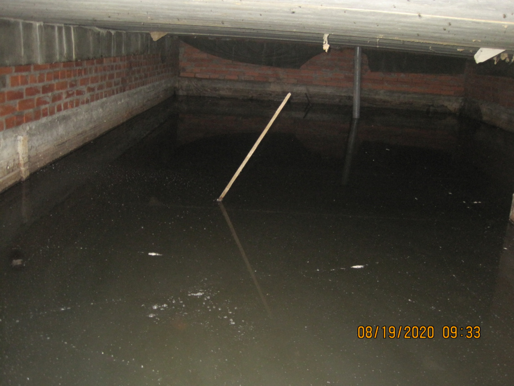 Подтопление технического подполья высотой 1,5 метра фекально-канализационными водами.JPG