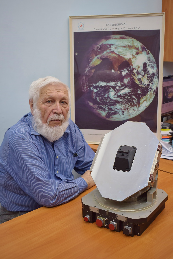 Главный конструктор направления Эдуард Рожавский. Двухкоординатное сканирующее устройство - два таких МСУ, основное и резервное установлены на Арктике М.JPG