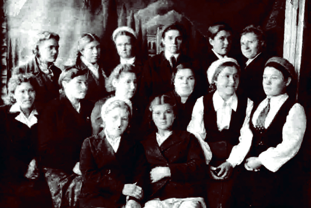 Работници артели 20 лет РККА, шили одежду для солдат. 1943 год.jpg