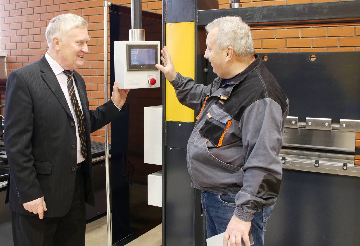 директор техникума Владимир Харламов и мастер Виктор Матвеев.png