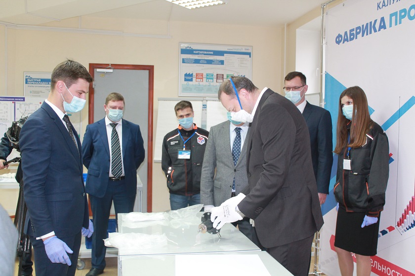 Генеральный директор АНО Федеральный центр компетенций в сфере производительности труда_ФЦК Николай Соломон провел завершающую операцию по сборке регулятора давления газа.JPG