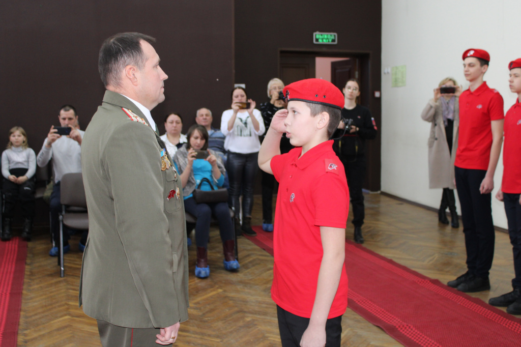 Александр Погудин принимает присягу.JPG