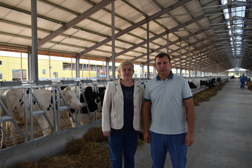 Елена Салгириева, заведующий отделом аграрной политики Кировской районной администрации и Олег Шершнёв, генеральный директор ООО «Русский сыр».JPG