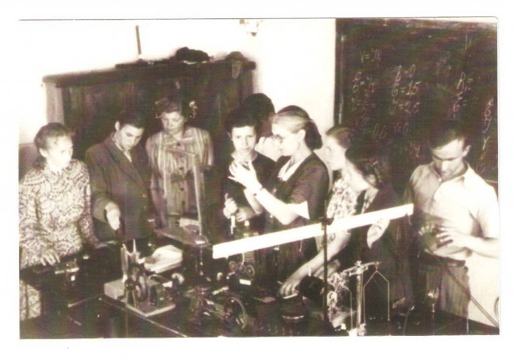 М.А. Соловьёва на уроке. 30-е годы.jpg