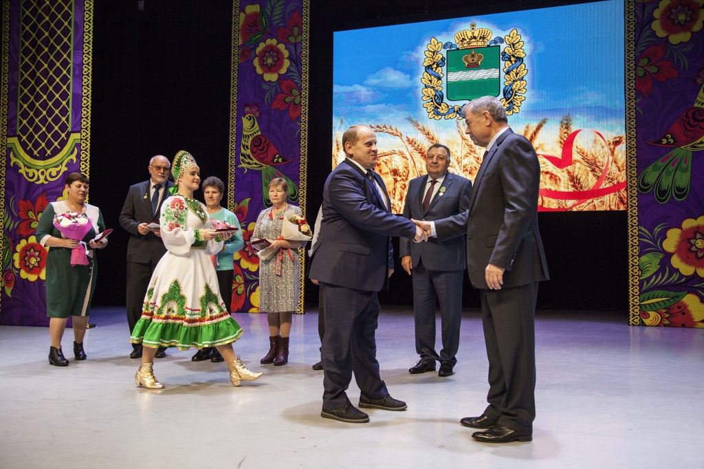 Губернатор награждает директора ООО Волконское Юрия Кошелева.JPG