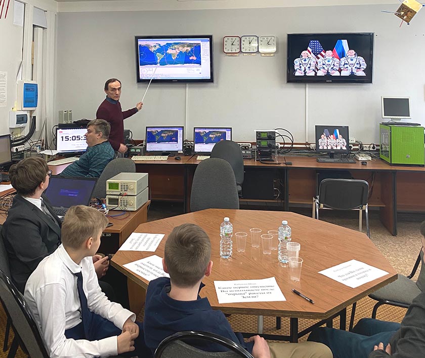 В лаборатории аэрокосм техн 1.jpg В лаборатории аэрокосм техн 1.jpg