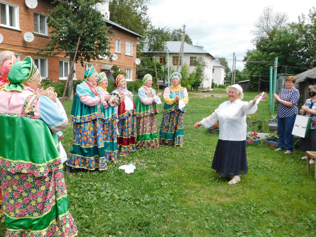 Клавдия Николаевна на свое 90-летие пустилась в пляс.JPG