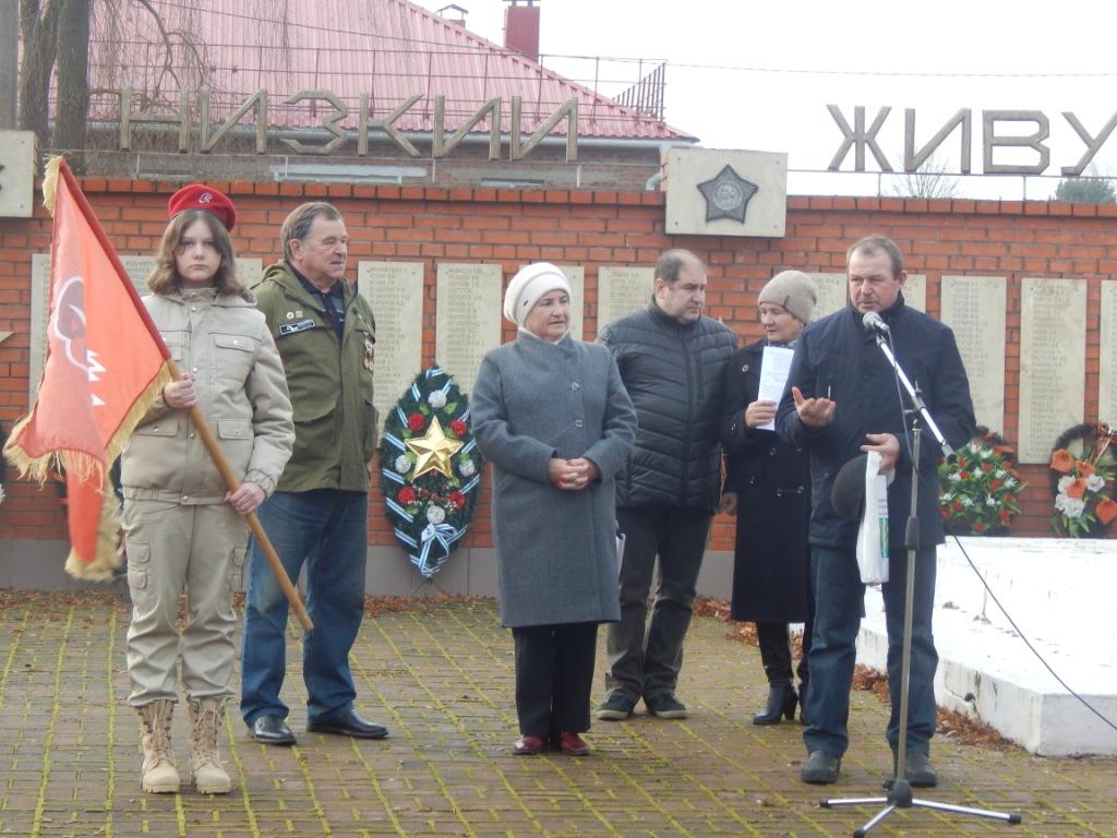 Сергей Андреев во время траурной церемонии благодарит администрацию района и поисковиков за благородную миссию.JPG