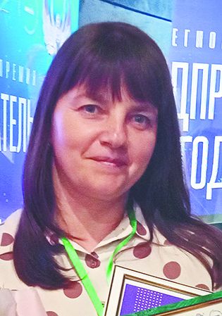 Ольга Лебедева (ООО АГРОСАД) с наградой - крылатой статуэткой сайт.jpg