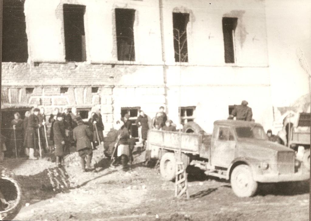 Разборка завалов разрушенного здания райисполкома.jpg