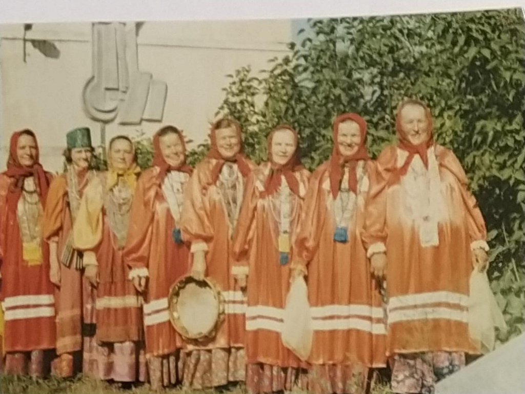 Гремячевский хор. Виновница торжества - первая справа.jpg