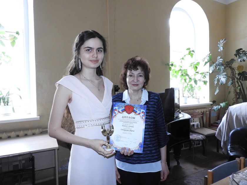 Дарья Старцева ДШИ Малоярославец с педагогом Г. Г. Губановой.JPG