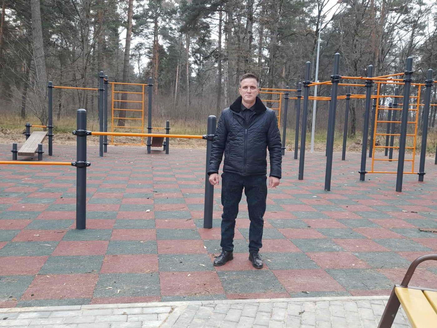 Анатолий Теплый на спортплощадке.jpg