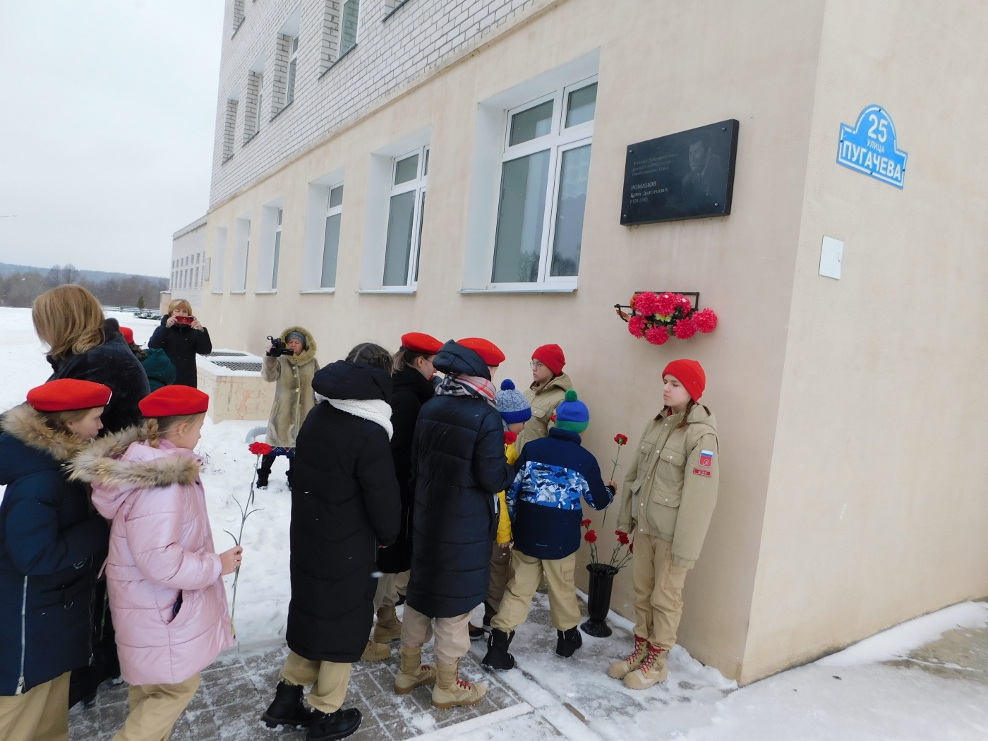 Возложение цветов к мемориальной доске на стене школы.JPG