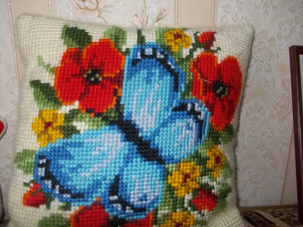 диванная подушка крестиком+.jpg