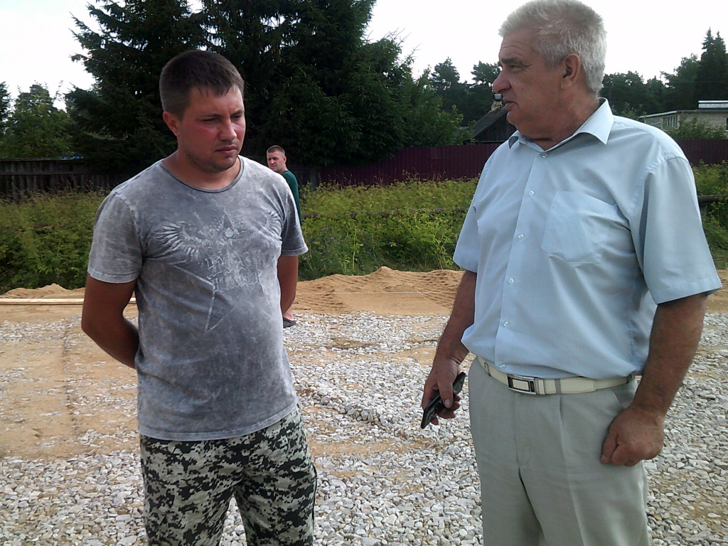 Александр Юхин с прорабом.JPG