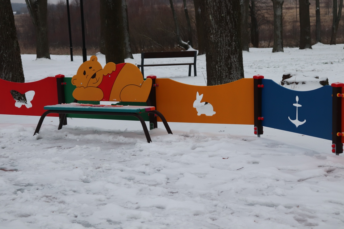 Веселая скамеечка в новом детском игровом комплексе городского парка на реке Турее .JPG